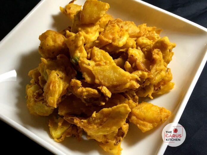 aloo pyaz pakoda recipe | aloo pyaj pakodi recipe | potato onion fritters recipe